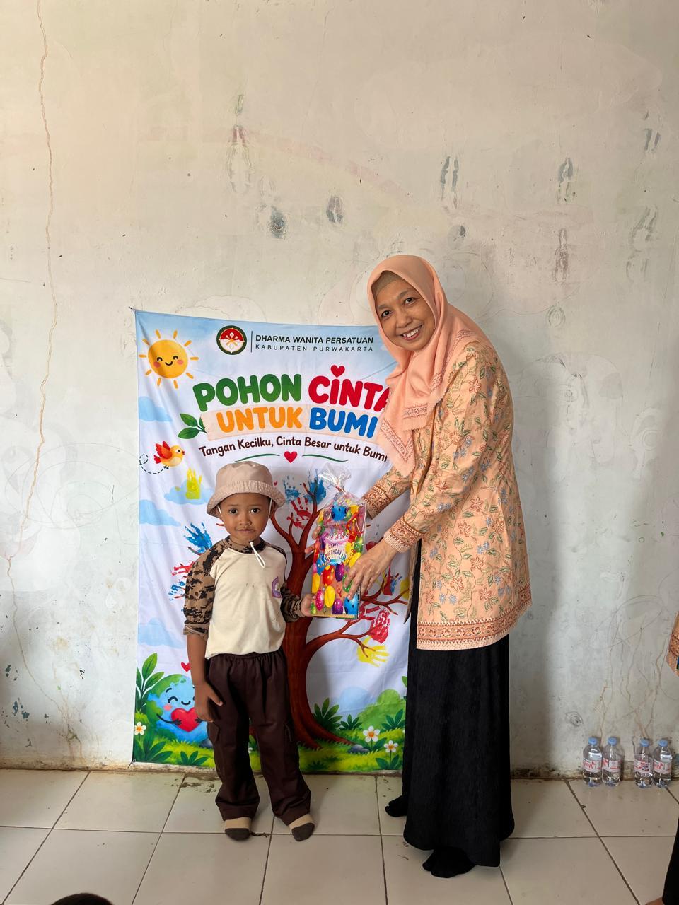 IBU ketua Dwp unit Disdukcapil purwakarta mengikuti program"Dwp mengajar" jenjang PAUD.