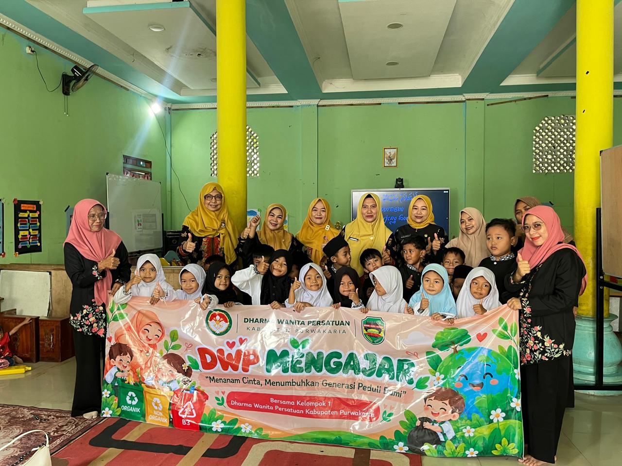 Ibu Ketua  DWP Unit Disdukcapil mengikuti  "DWP mengajar" Jenjang PAUD dan RA